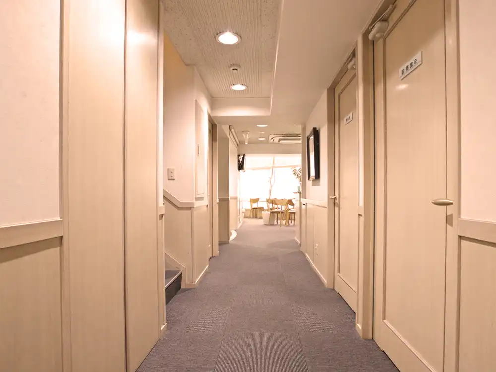 待合室につながる廊下