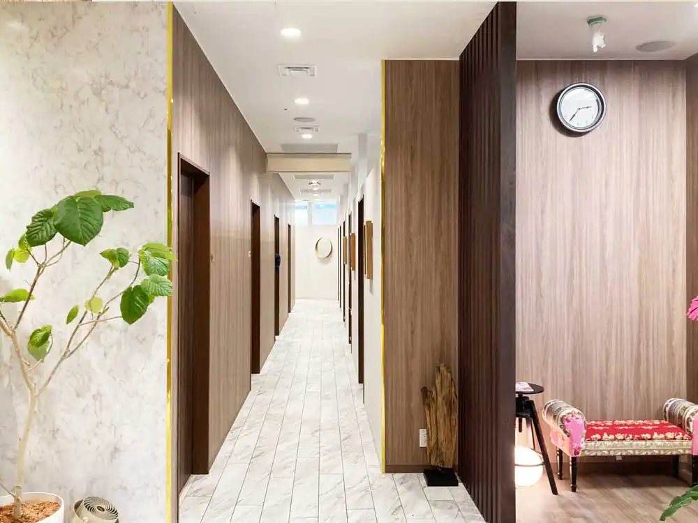 個室につながる廊下