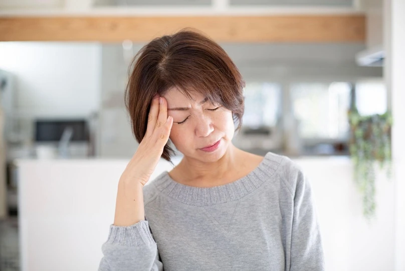 片頭痛に悩む女性