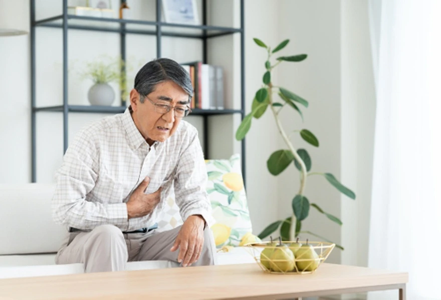 胸の痛みを訴える男性