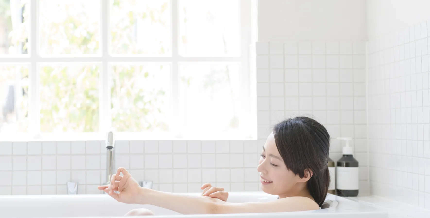 湯船に浸かってリラックスする女性