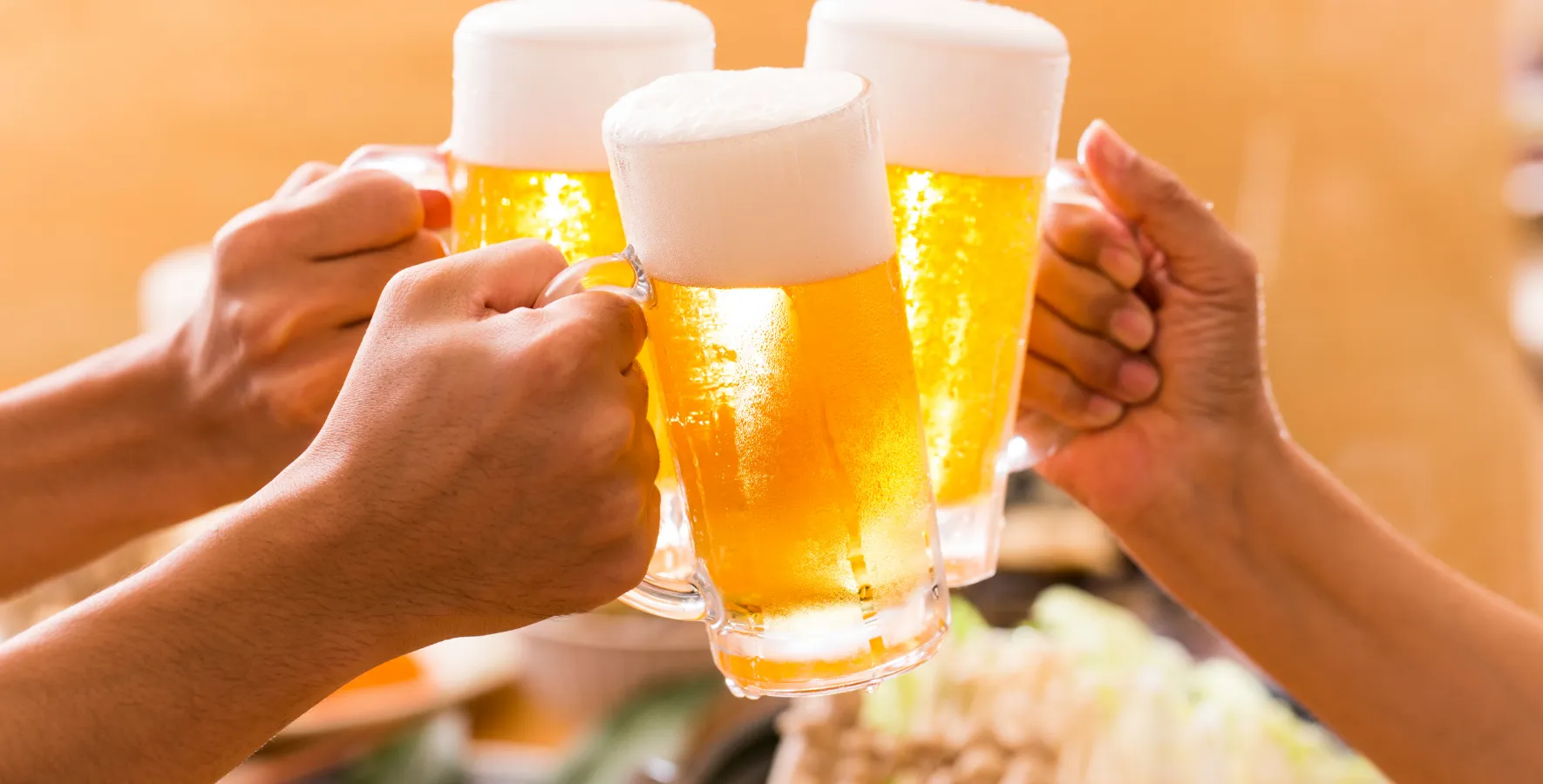 ビールで乾杯する様子